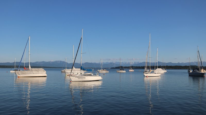 30.05.2025: Segelboote im Starnberger See | Bild: picture alliance / Wagner | Ulrich Wagner 30.05.2025: Segelboote im Starnberger See