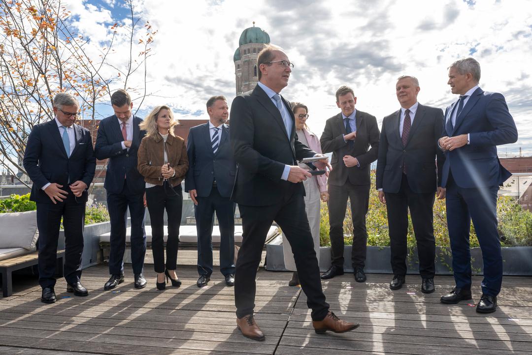 Dobrindt steht mit den anderen Innenministern auf dem Dach des Bayerischen Hofs.