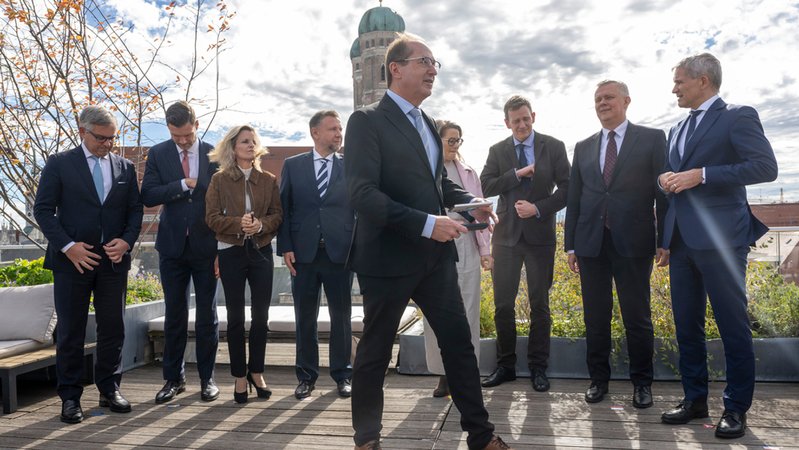 Dobrindt steht mit den anderen Innenministern auf dem Dach des Bayerischen Hofs. | Bild: dpa-Bildfunk/Peter Kneffel Dobrindt steht mit den anderen Innenministern auf dem Dach des Bayerischen Hofs.