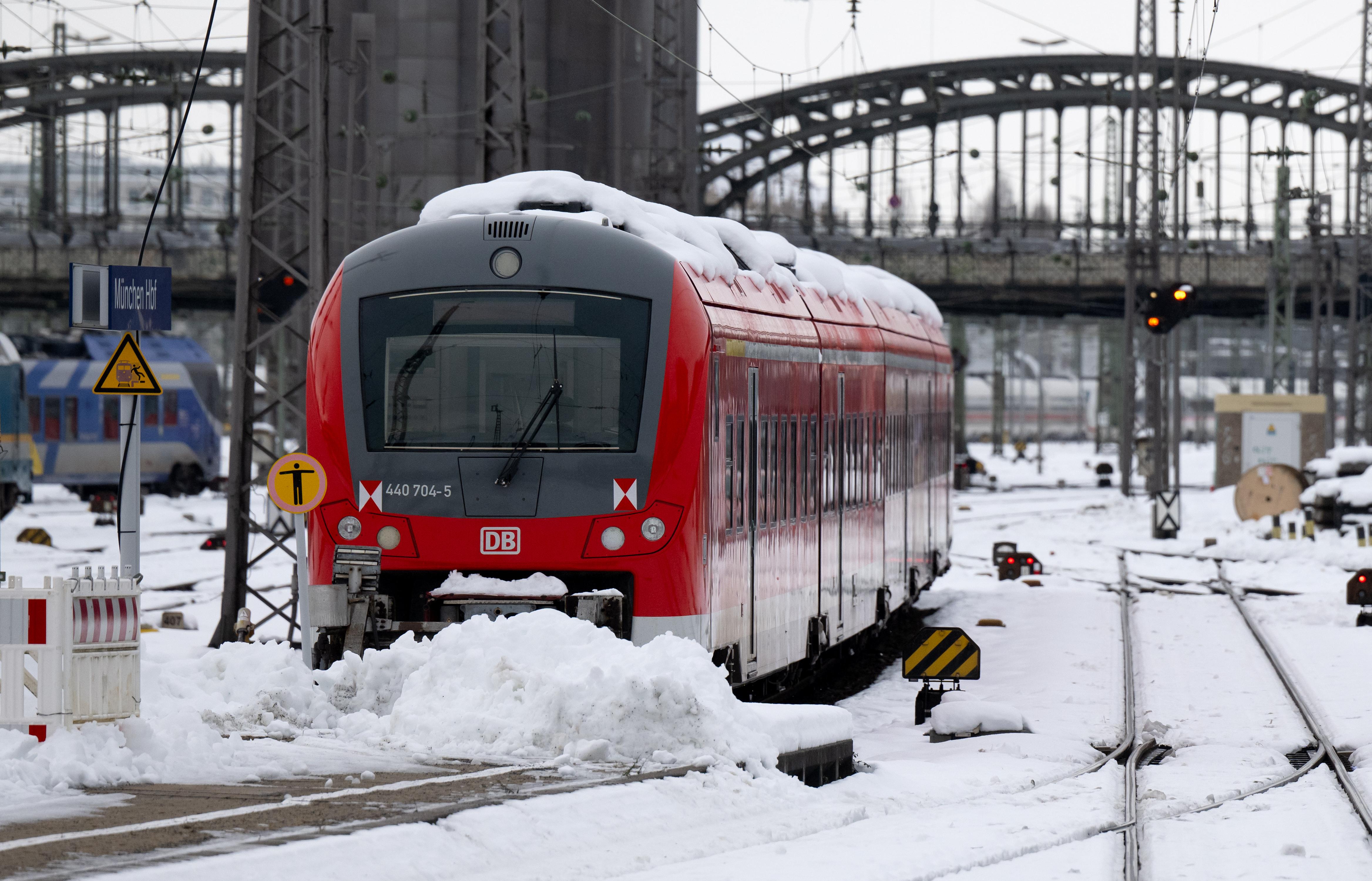 Ein Zug der Deutschen Bahn steht auf einem zugeschneiten Gleis