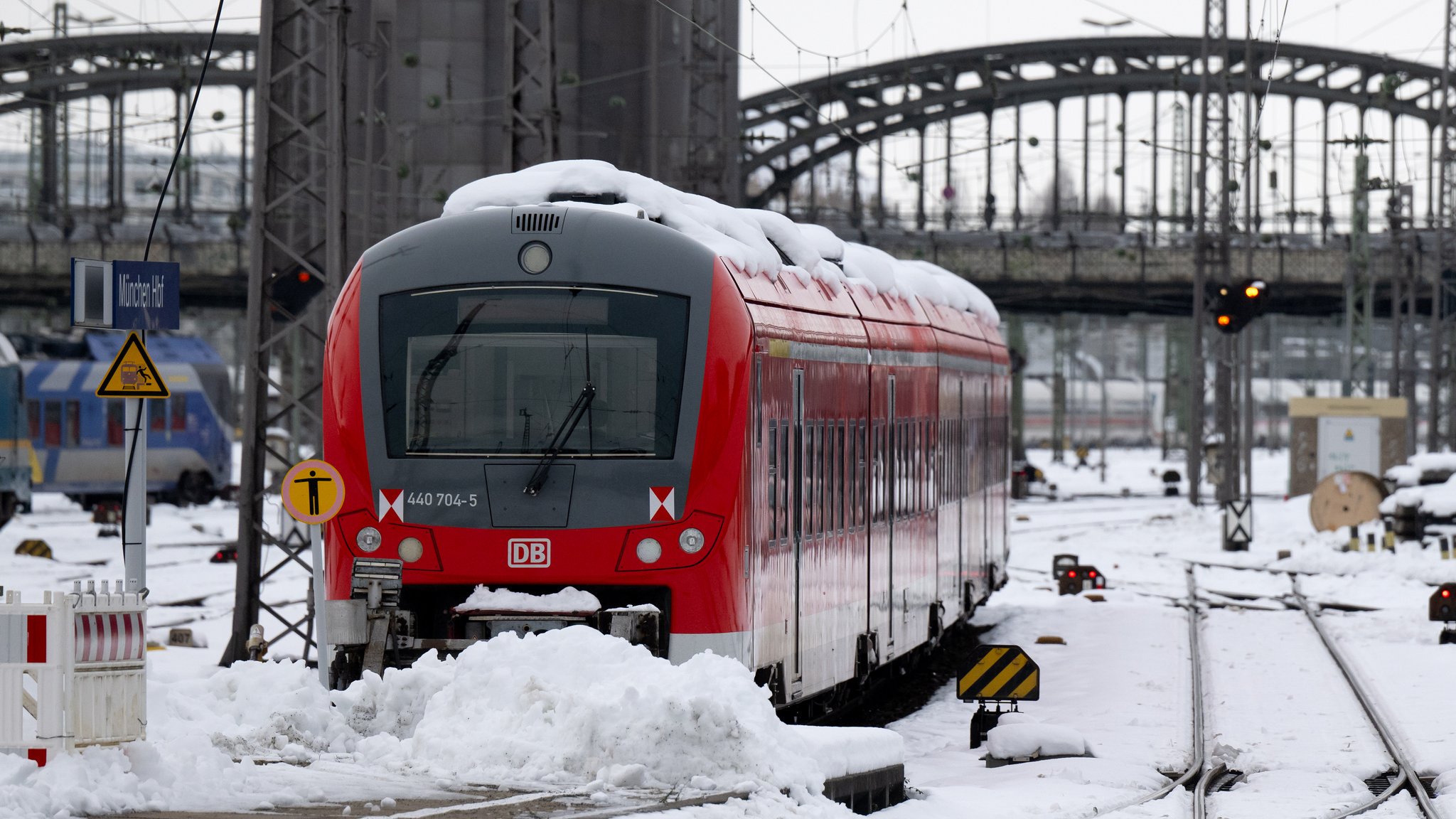 Ein Zug der Deutschen Bahn steht auf einem zugeschneiten Gleis