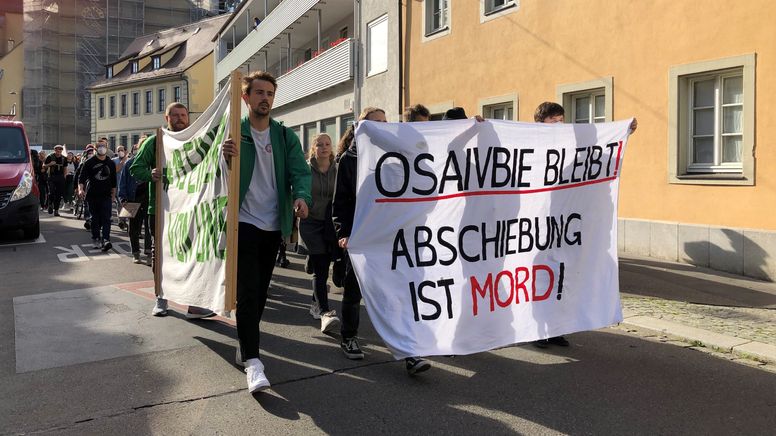 Protest in Würzburg: Menschen demonstrieren gegen die bevorstehende Abschiebung eines 20-jährigen Nigerianers. | Bild:Carolin Hasenauer / BR