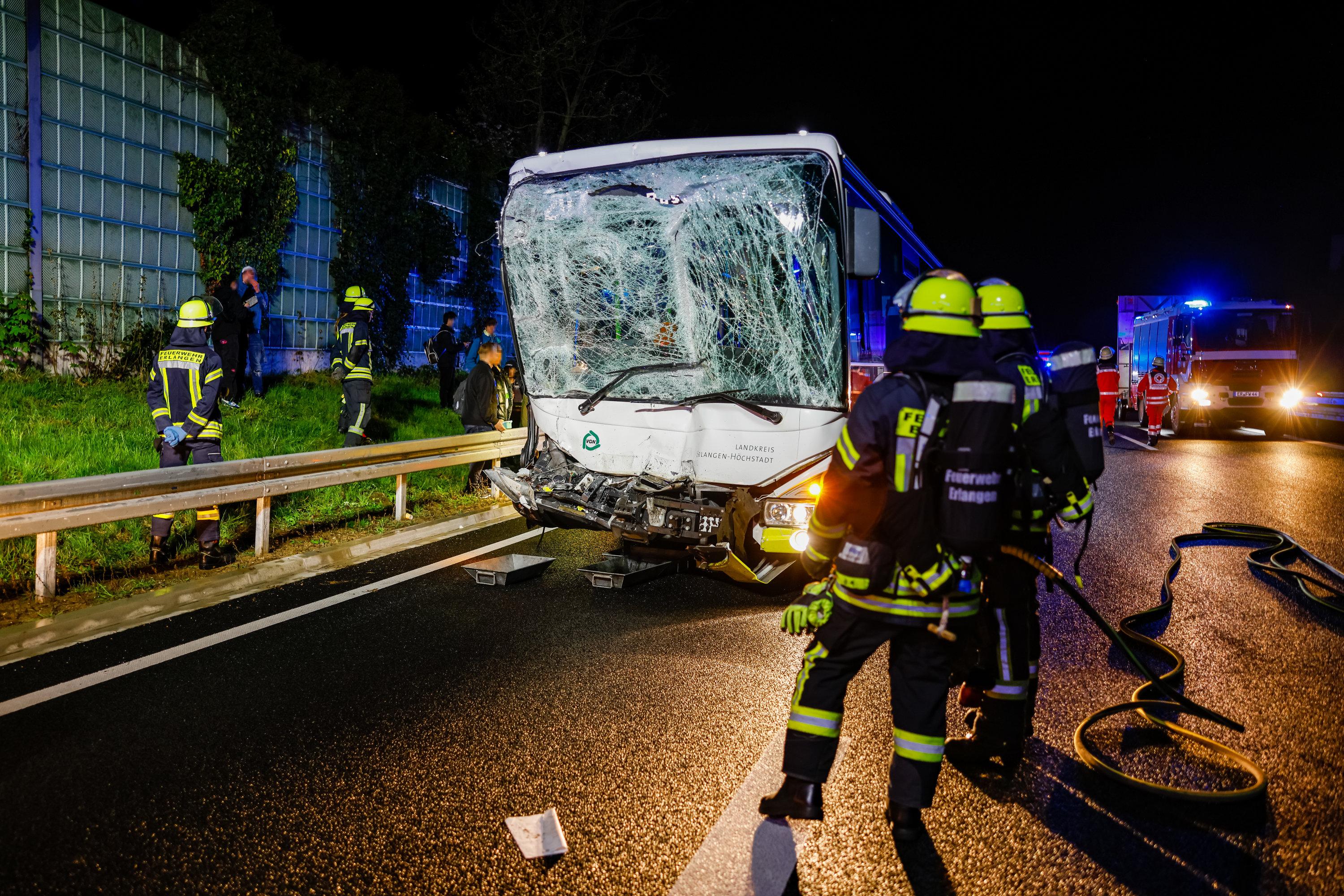 Busunfall Auf A73: Linienbus Kracht In Wohnmobil – 14 Verletzte | BR24