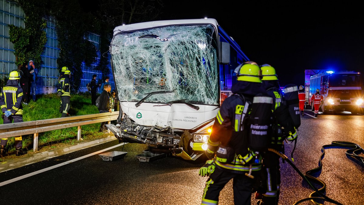 Busunfall auf A73: Linienbus kracht in Wohnmobil – 14 Verletzte