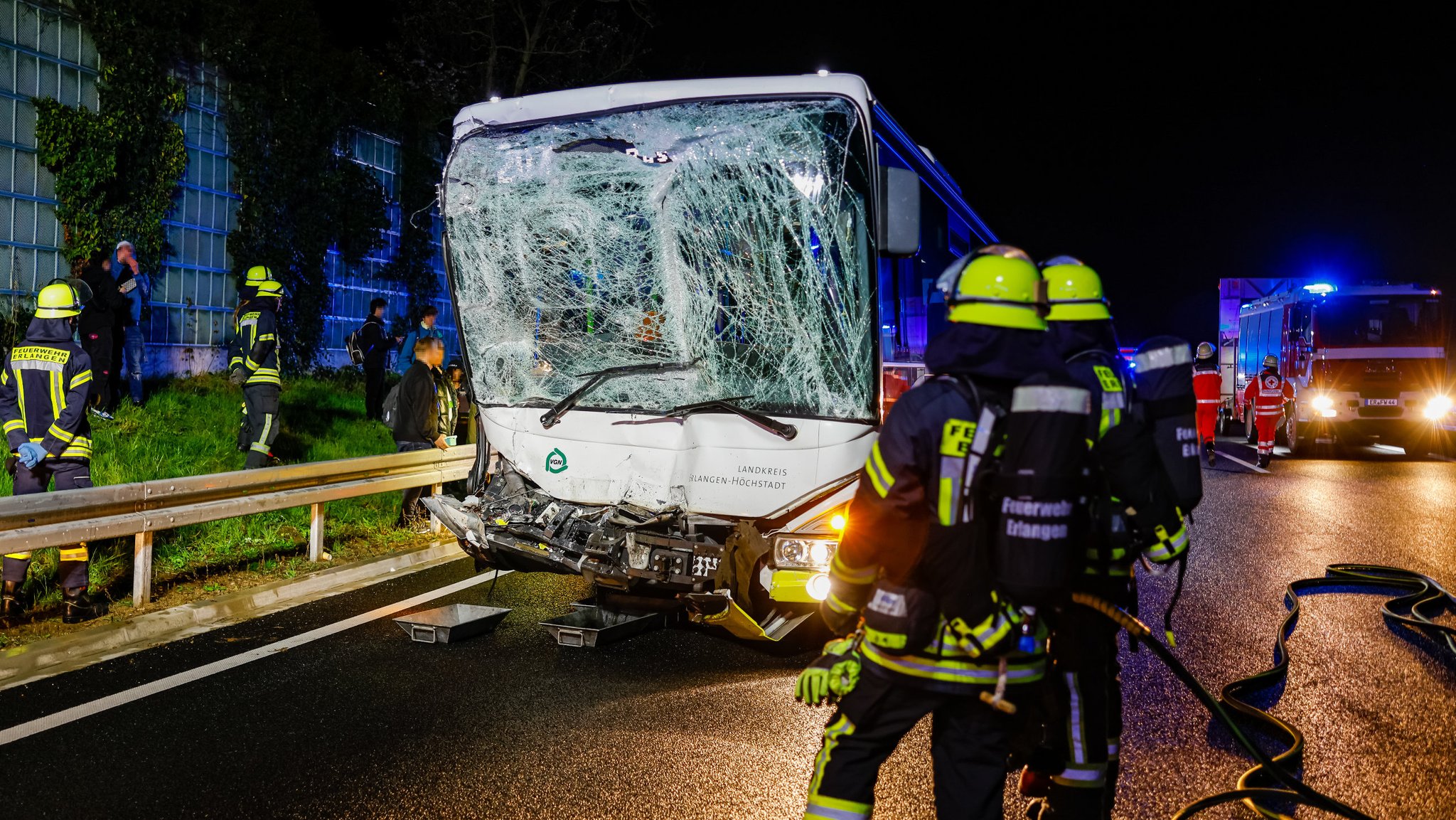 Busunfall auf A73: Linienbus kracht in Wohnmobil – 14 Verletzte