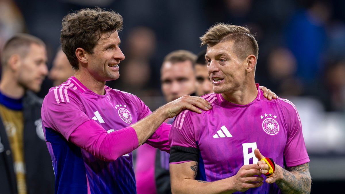 Ungewohnte Aufgabe: Rücken stärken - Thomas Müller (links) mit Nationalmannschaftskollegen Toni Kroos.
