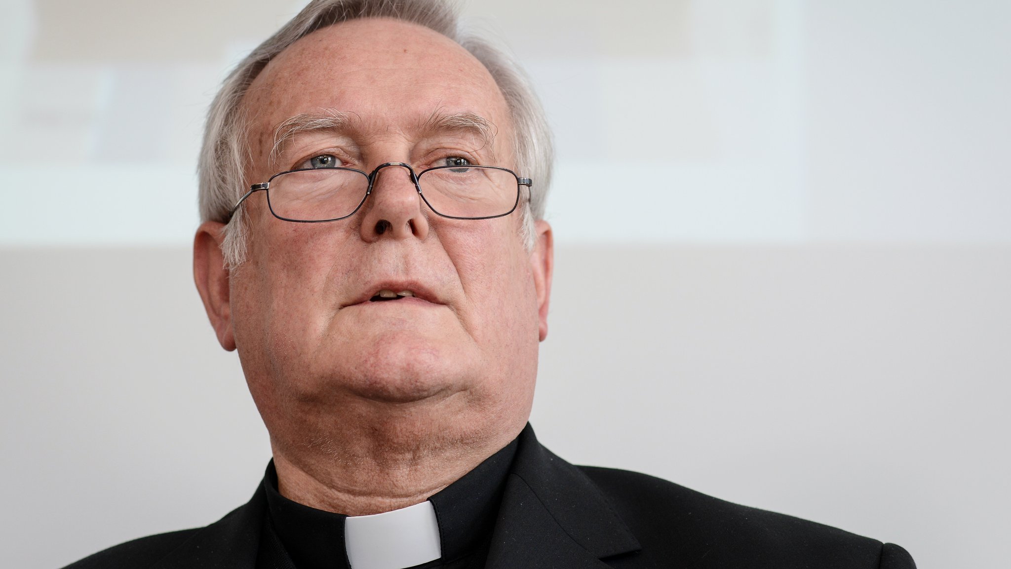 Archiv: Der Würzburger Bischof Friedhelm Hofmann spricht am 20.02.2014 während der Abschluss-Pk zur Frühjahrsvollversammlung der Freisinger Bischofskonferenz im Tagungszentrum Schmerlenbach in Hösbach (Bayern). Foto: David Ebener/dpa