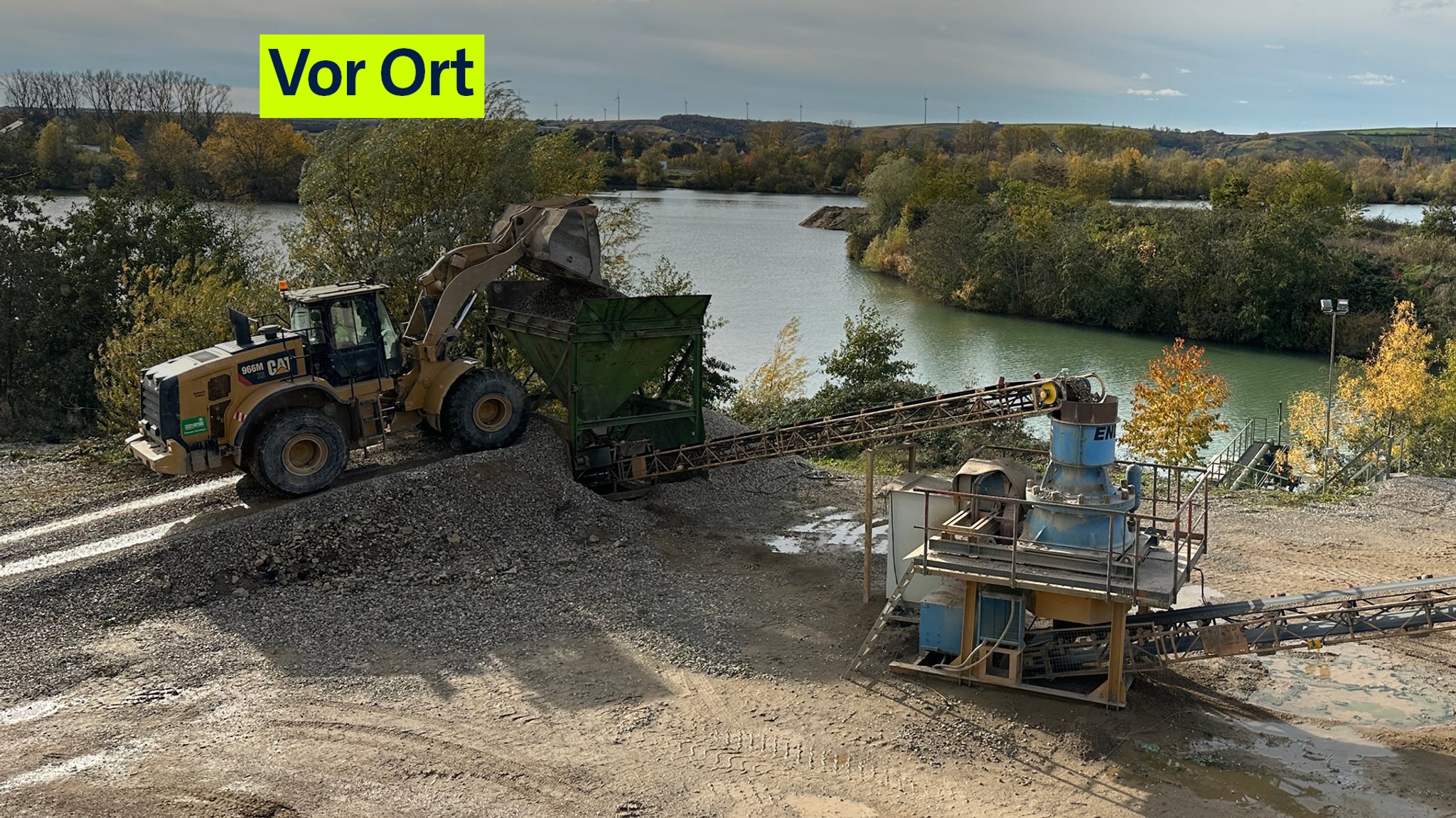 Ein Radlader entlädt "Bruch" von Sand und Kies zur Weiterverarbeitung.