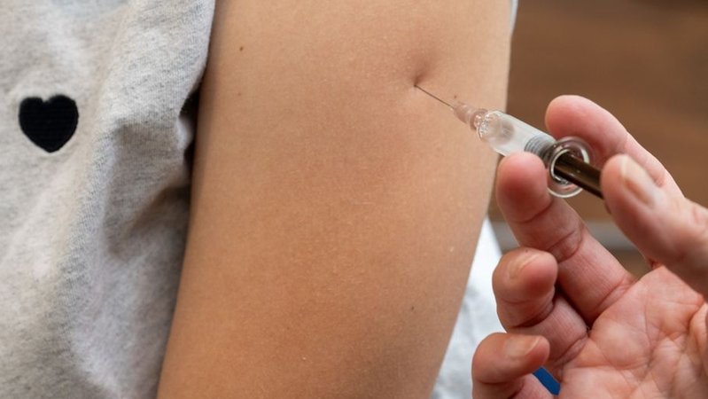 Eine Spritze wird in den Oberarm verabreicht. | Bild: picture alliance/dpa | Stefan Puchner Eine Spritze wird in den Oberarm verabreicht.