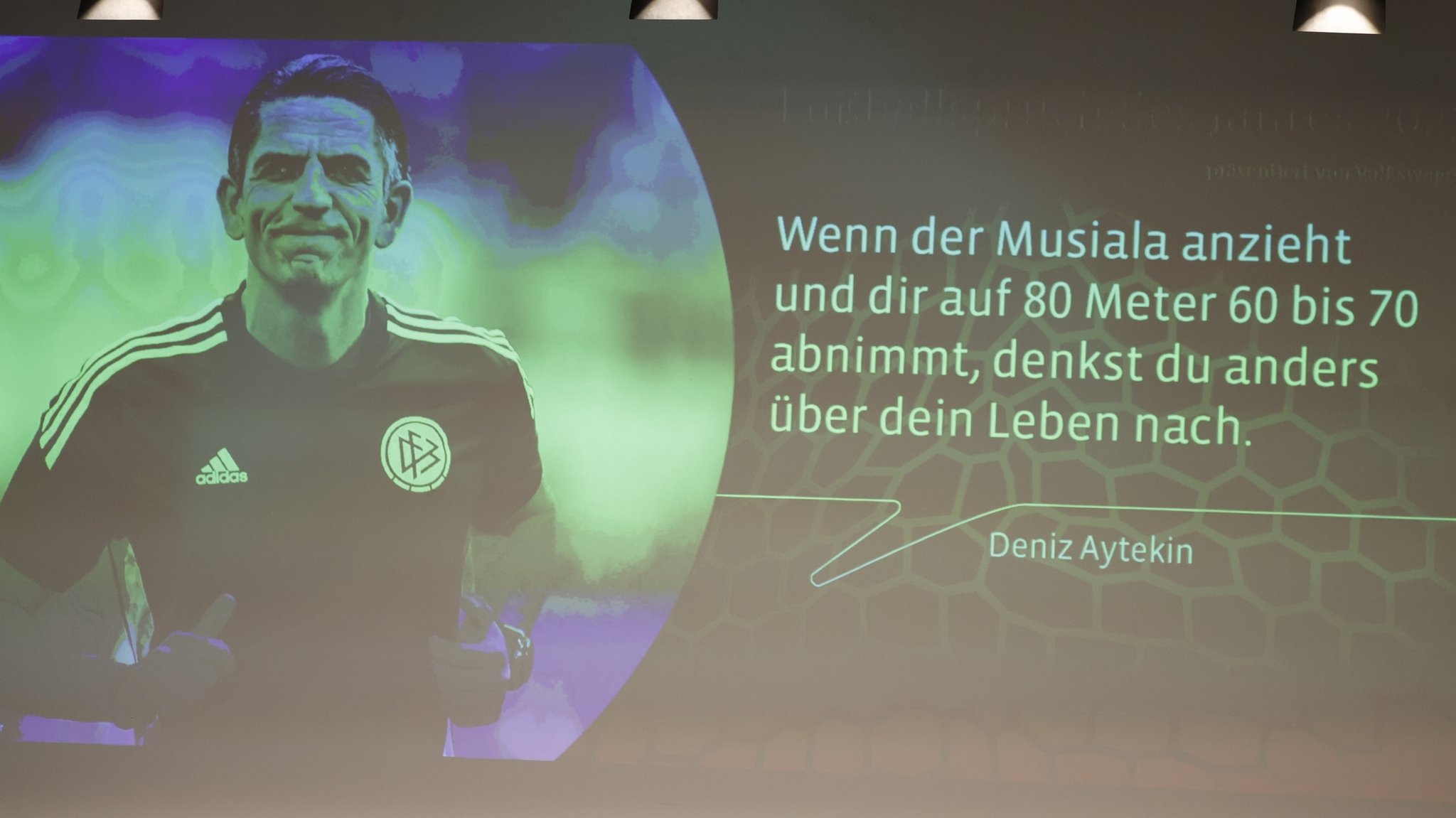 Gerührte Sportler bei der Verleihung der Fußballkulturpreise