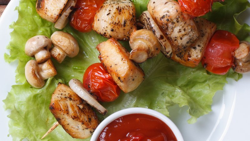 Zwei Grillspieße mit Fleisch und Gemüse samt Dip sind auf einem Teller angerichtet. | Bild: colourbox.com Zwei Grillspieße mit Fleisch und Gemüse samt Dip sind auf einem Teller angerichtet.