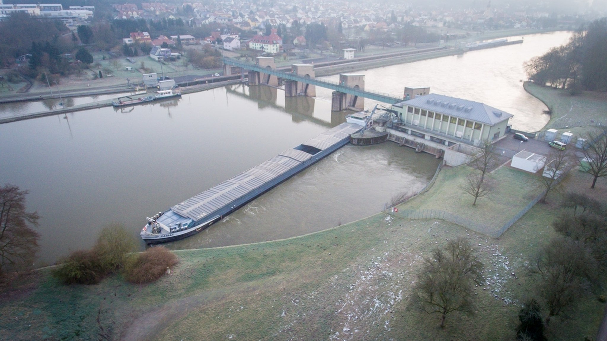 Schiff rammt Wasserkraftwerk am Main in Lengfurt