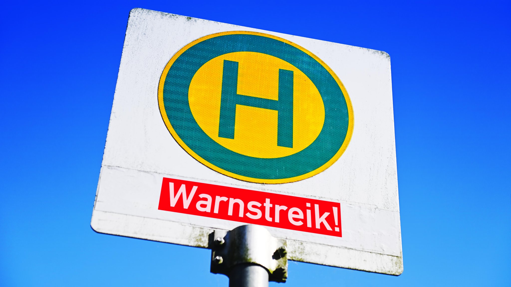 Bushaltestellenschild mit Aufschrift Warnstreik