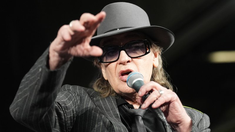 Wie immer mit Hut und Sonnenbrille: Udo Lindenberg wird 80. | Bild: picture alliance/dpa | Marcus Brandt Wie immer mit Hut und Sonnenbrille: Udo Lindenberg wird 80.