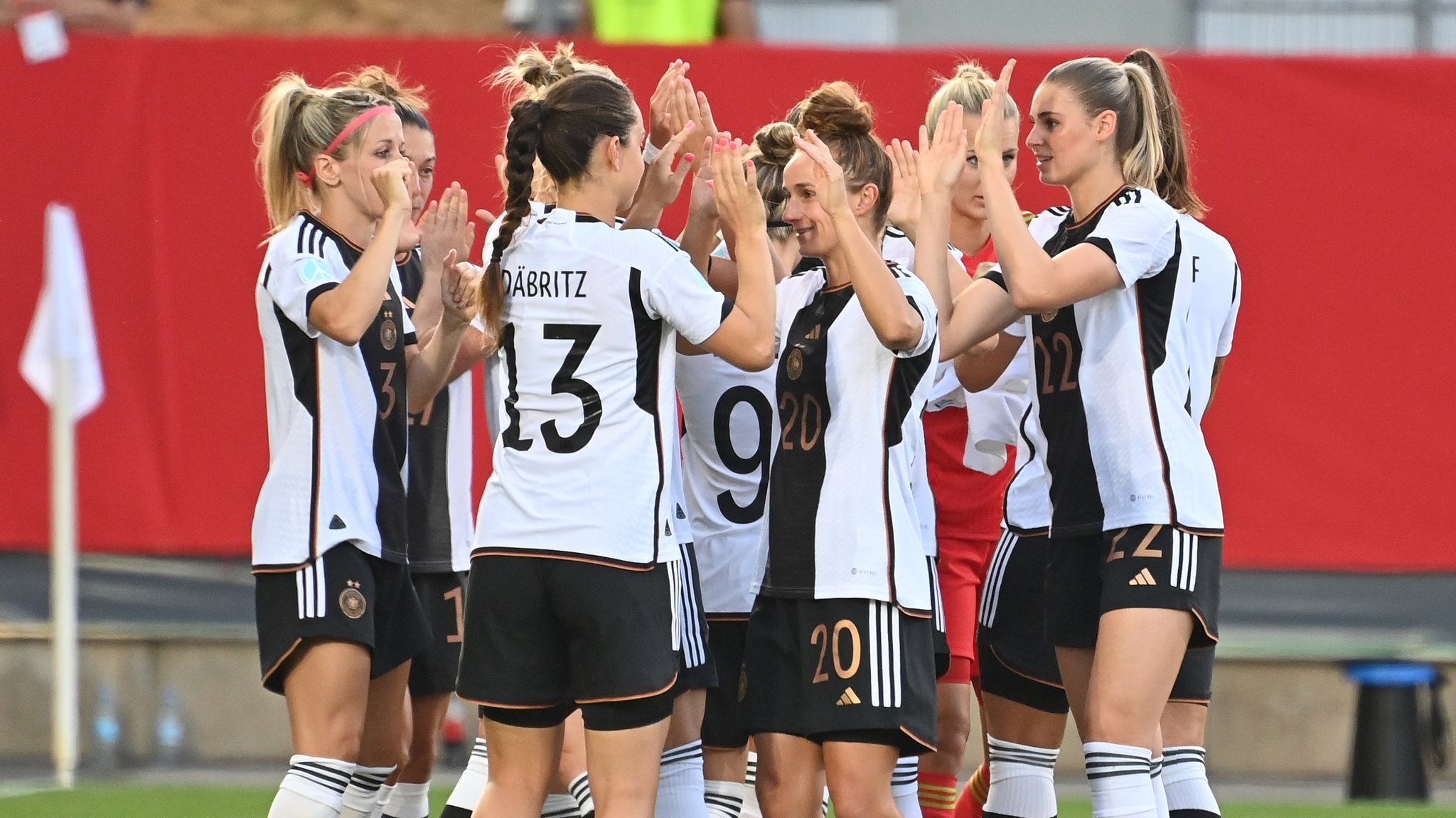 Die deutschen Fußballfrauen klatschen sich ab