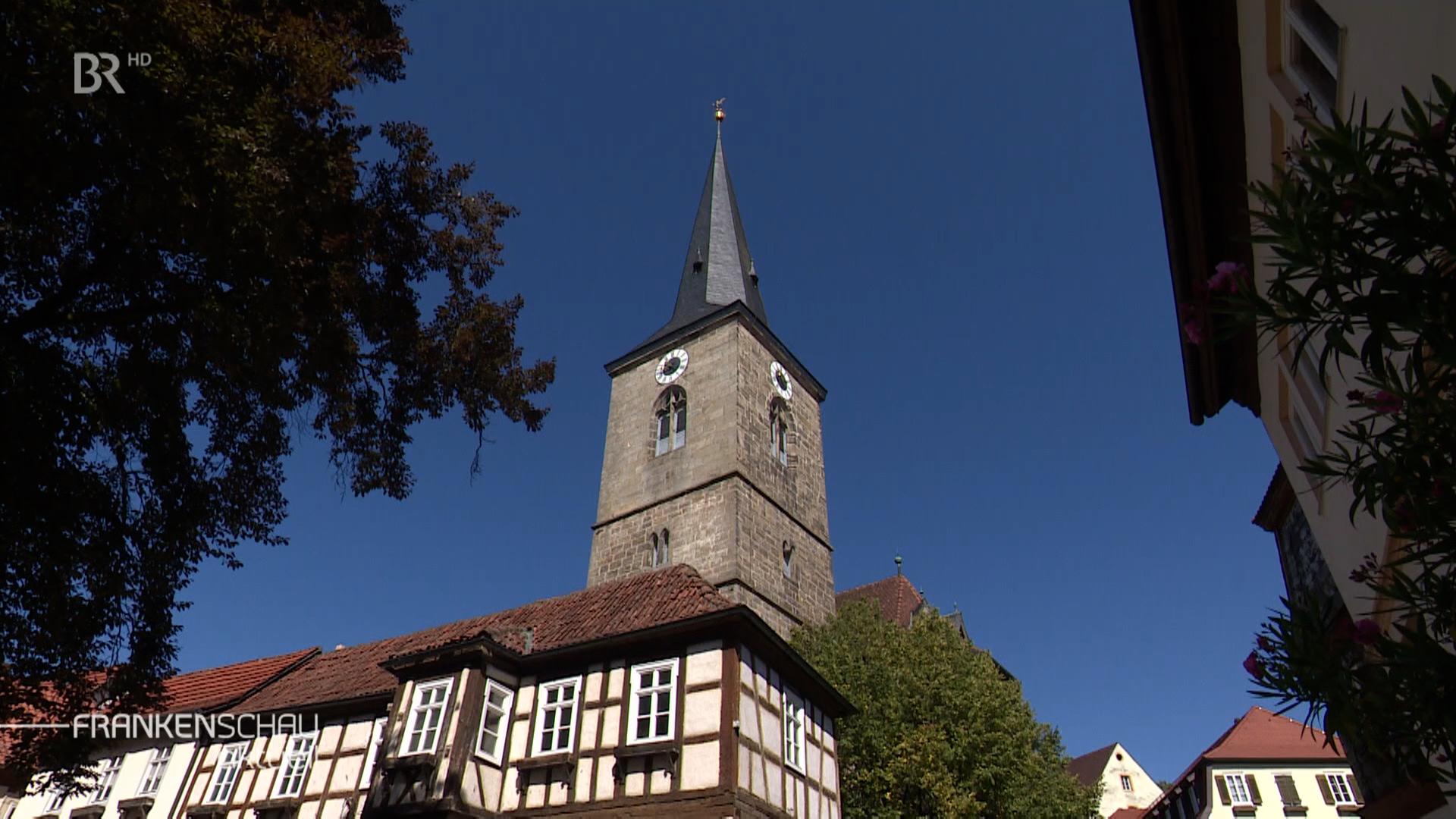 Ein Kirchturm in einer Gemeinde, in der nun Mariä Himmelfahrt kein Feiertag mehr ist.