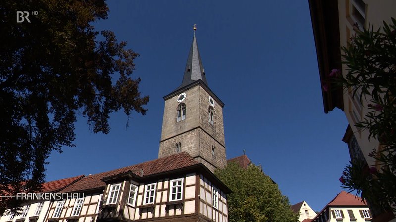 Ein Kirchturm in einer Gemeinde, in der nun Mariä Himmelfahrt kein Feiertag mehr ist. | Bild: BR Ein Kirchturm in einer Gemeinde, in der nun Mariä Himmelfahrt kein Feiertag mehr ist.