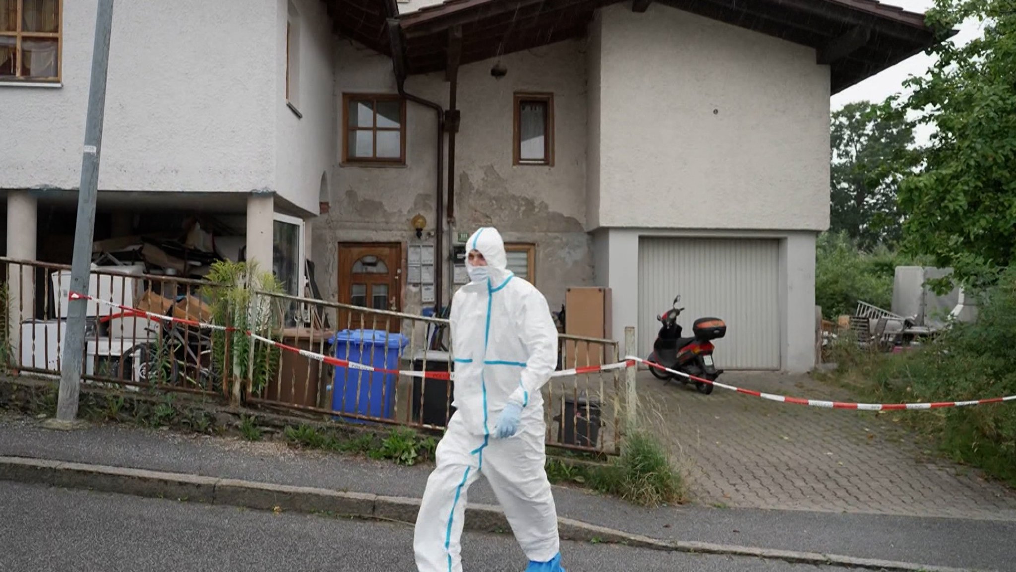 In einem Mehrfamilienhaus im niederbayerischen Zwiesel sind gestern Abend drei Tote gefunden worden. | Bild: BR In einem Mehrfamilienhaus im niederbayerischen Zwiesel sind gestern Abend drei Tote gefunden worden.