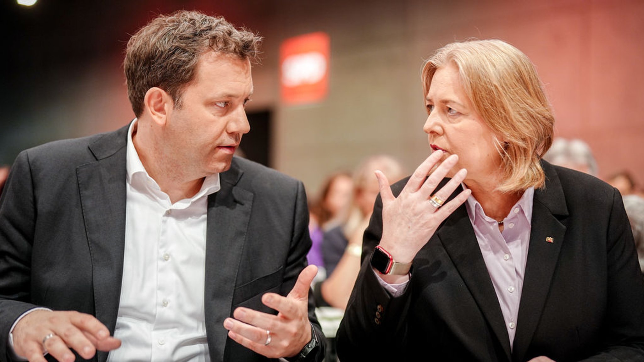 ARCHIV - 28.06.2025, Berlin: Bärbel Bas (SPD), Bundesministerin für Arbeit und Soziales und SPD-Parteivorsitzende, und Lars Klingbeil (SPD), Bundesminister der Finanzen, Vizekanzler und SPD-Bundesvorsitzender, nehmen am SPD-Bundesparteitag teil. (zu dpa: «Klingbeil unterstützt Bürgergeld-Verschärfungen») Foto: Kay Nietfeld/dpa +++ dpa-Bildfunk +++ | Bild: dpa-Bildfunk/Kay Nietfeld ARCHIV - 28.06.2025, Berlin: Bärbel Bas (SPD), Bundesministerin für Arbeit und Soziales und SPD-Parteivorsitzende, und Lars Klingbeil (SPD), Bundesminister der Finanzen, Vizekanzler und SPD-Bundesvorsitzender, nehmen am SPD-Bundesparteitag teil. (zu dpa: «Klingbeil unterstützt Bürgergeld-Verschärfungen») Foto: Kay Nietfeld/dpa +++ dpa-Bildfunk +++