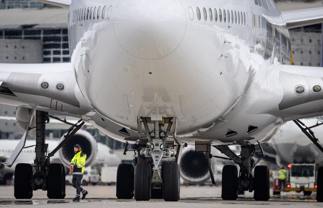 Symbolbild: Ein Ramp-Agent neben einer startbereiten Boeing 747 auf dem Flughafen Frankfurt.