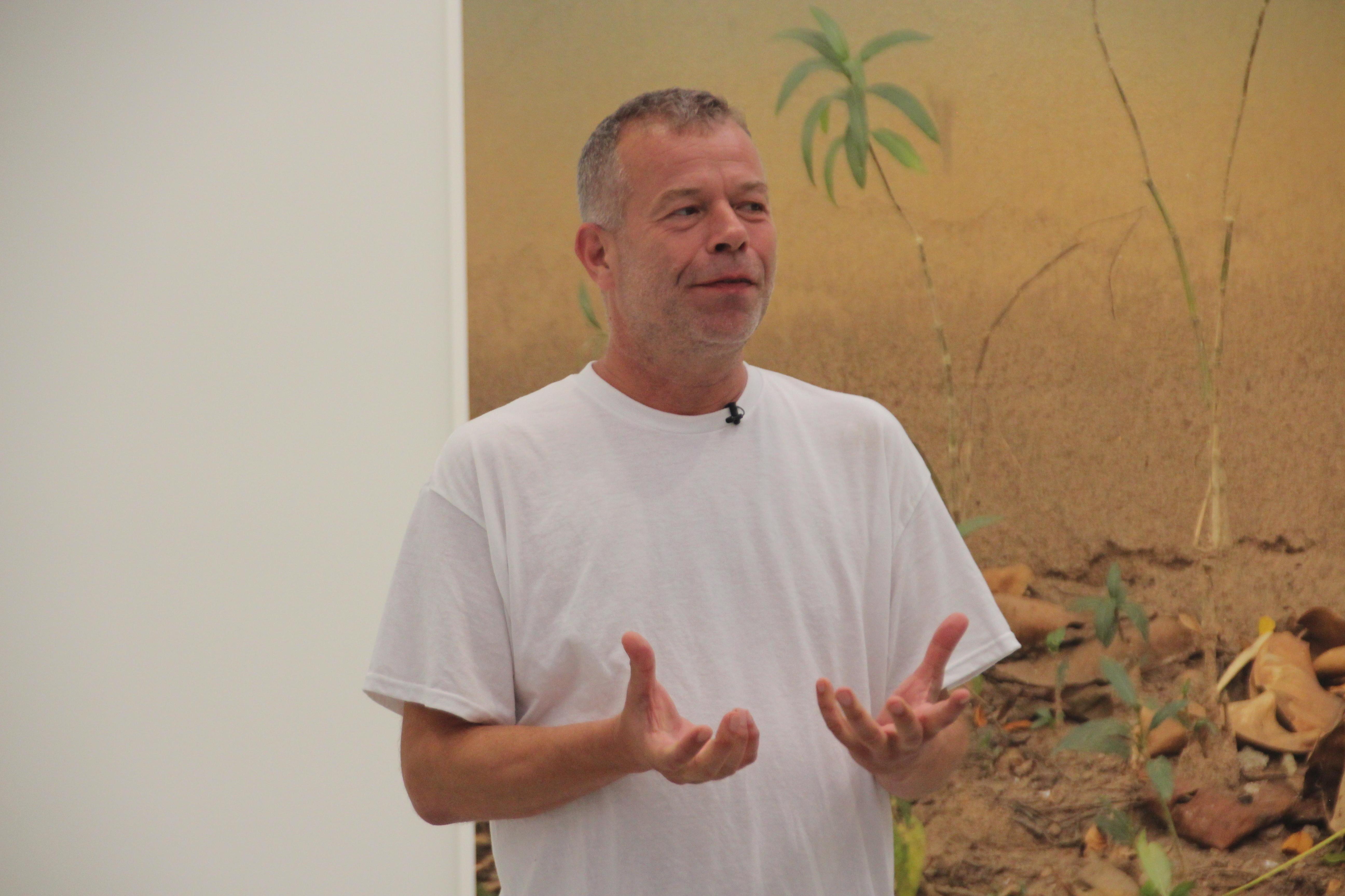 Fotograf Wolfgang Tillmans erklärt etwas gestikulierend