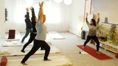 In einem Yoga-Studio in Bad Hindelang im Oberallgäu üben Teilnehmende die Haltung des "Helden". | Bild:BR/Michael Frick