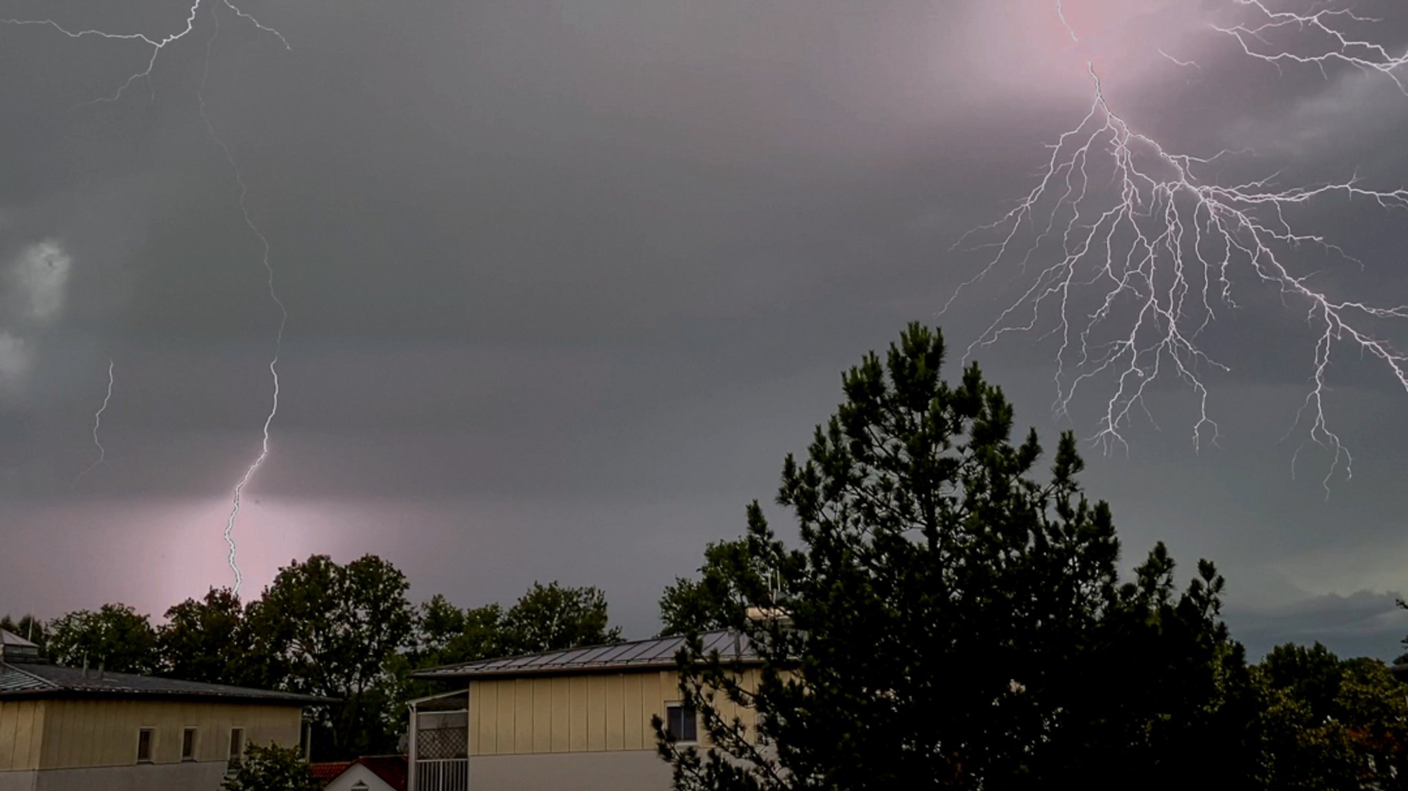 Blitze am Himmel während eines heftigen Sommergewitters.