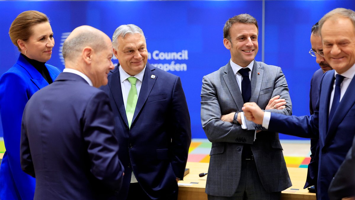 Frederiksen, Ministerpräsidentin von Dänemark, Scholz, Bundeskanzler, Orban, Ministerpräsident von Ungarn, Macron, Präsident von Frankreich, und Tusk, Ministerpräsident von Polen