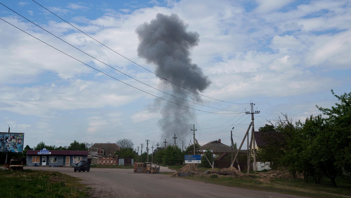 Archivbild: Nach einem russischen Luftangriff auf ein Wohnviertel in Wowtschansk steigt Rauch über den Häusern auf. 