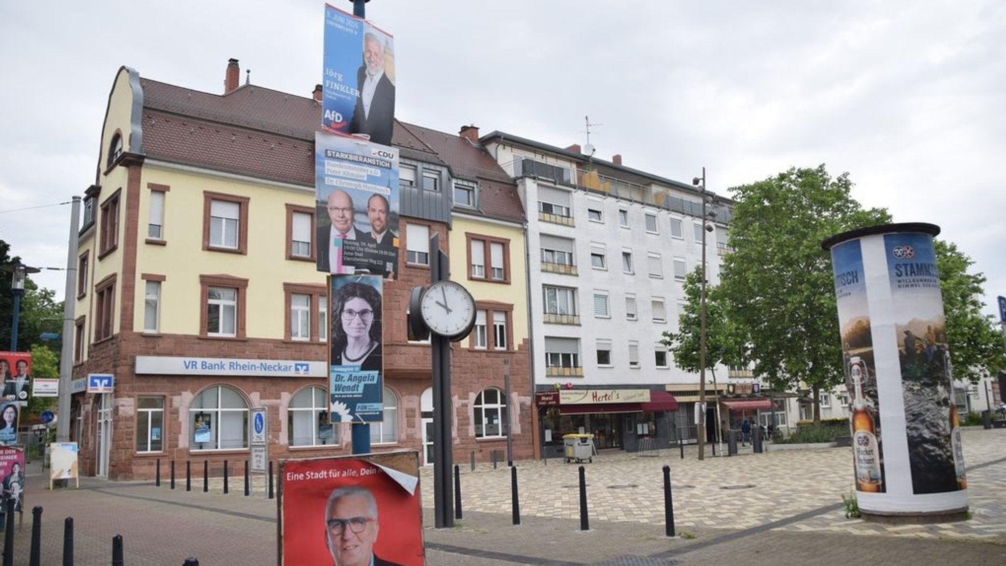 Wahlplakate verschiedener Parteien hängen an einem Laternenmasten. 