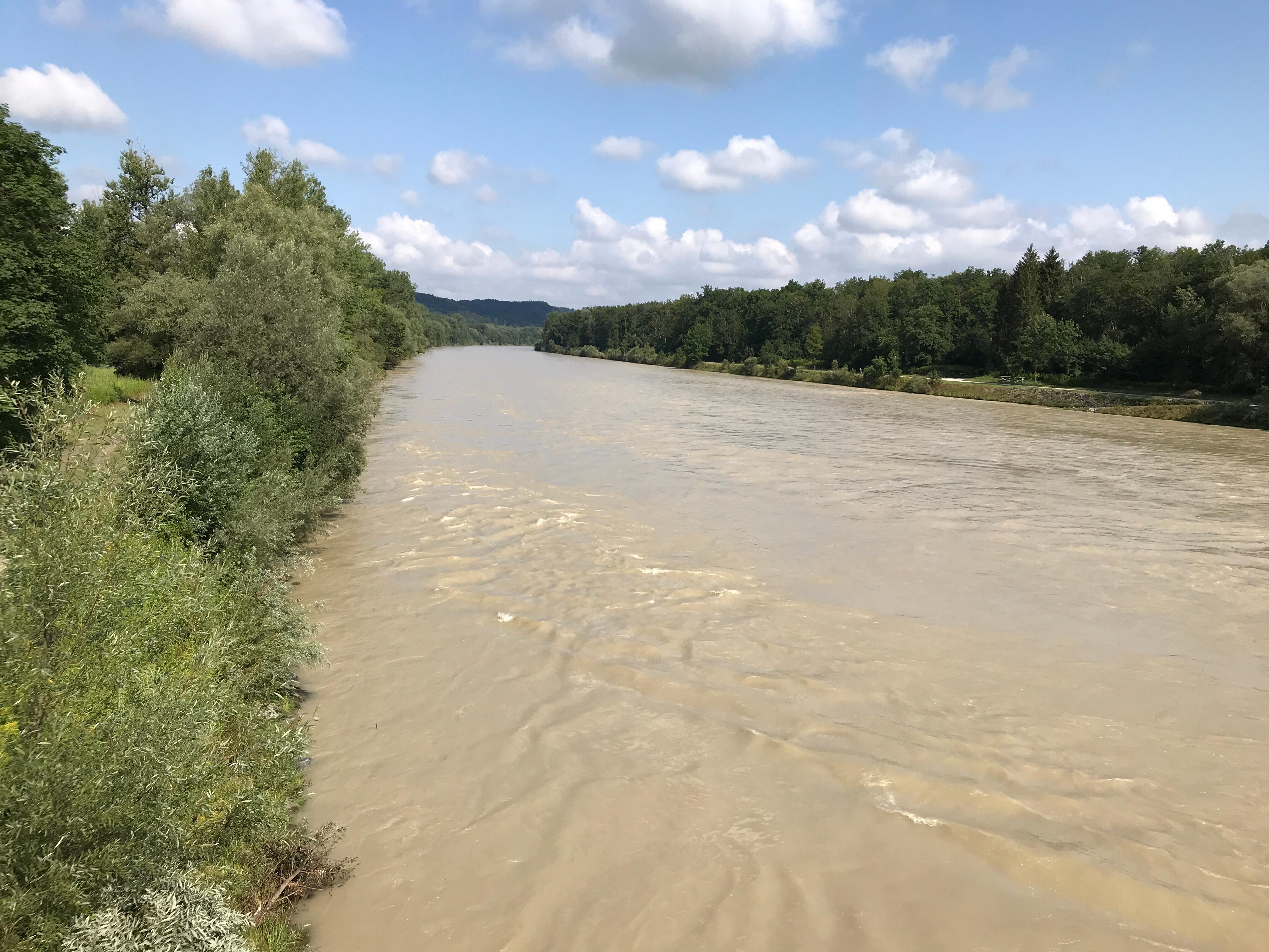 Begradigter Flusslauf der Salzach bei Tittmoning.