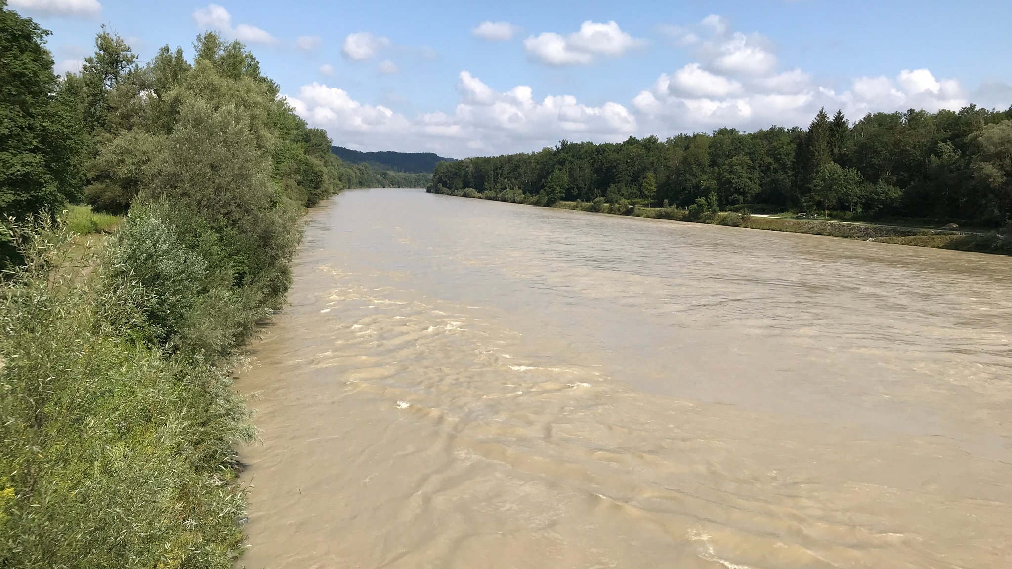 Begradigter Flusslauf der Salzach bei Tittmoning.