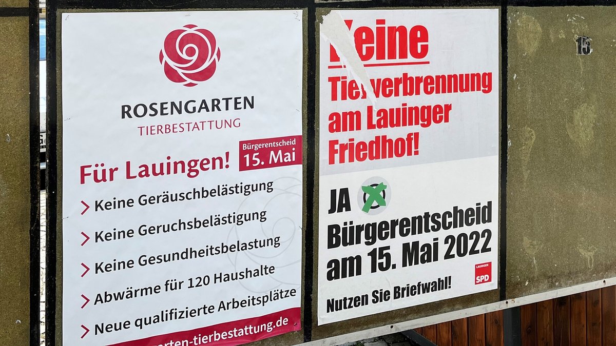 Plakatwand in Lauingen vor dem Bürgerentscheid. Das Plakat links ist pro, das rechts contra Krematorium. 