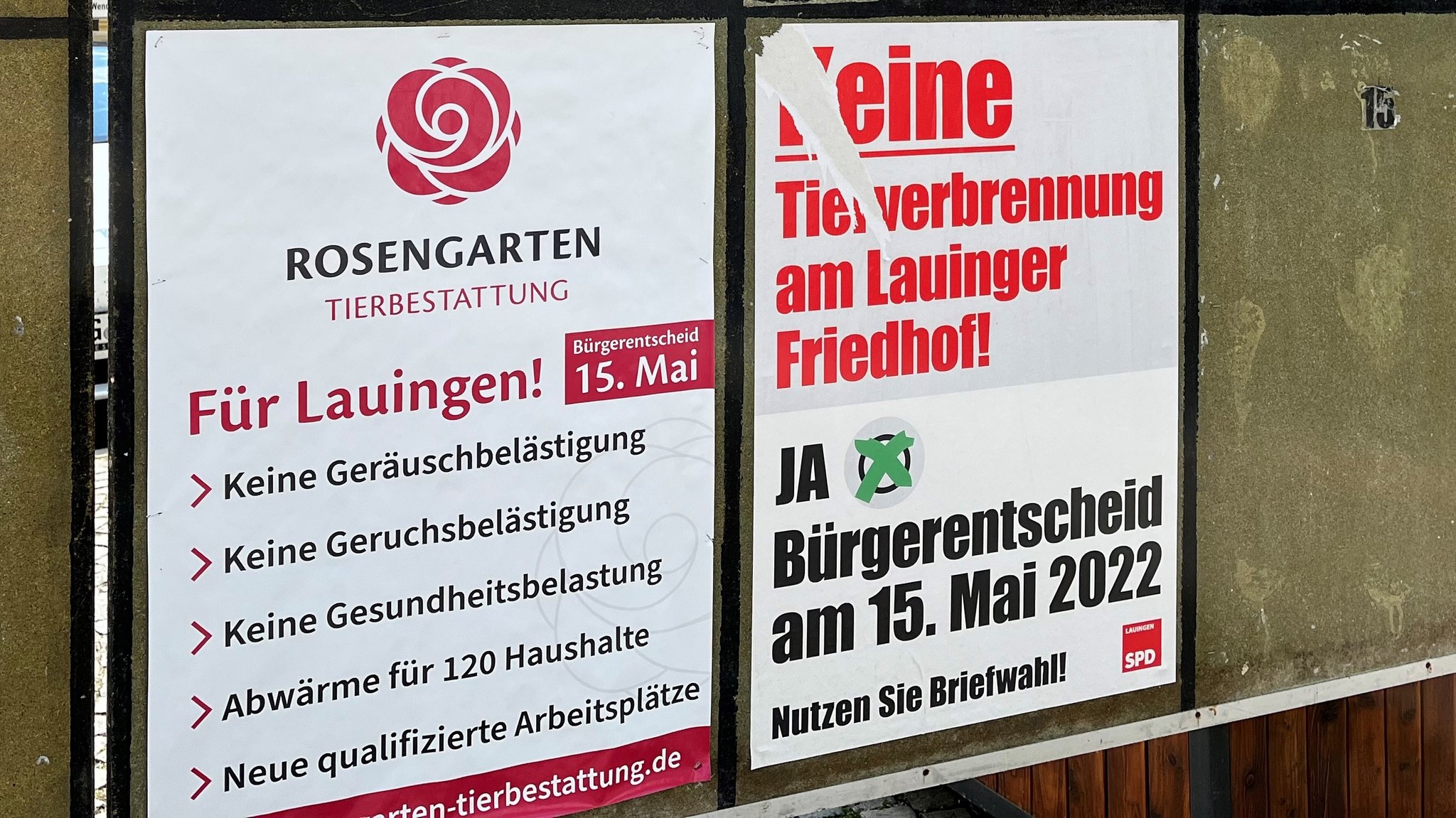 Plakatwand in Lauingen vor dem Bürgerentscheid. Das Plakat links ist pro, das rechts contra Krematorium. 