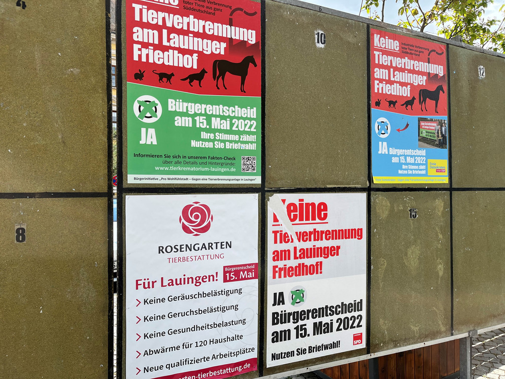 Plakatwand in Lauingen vor dem Bürgerentscheid. Das Plakat links ist pro, das rechts contra Krematorium. 