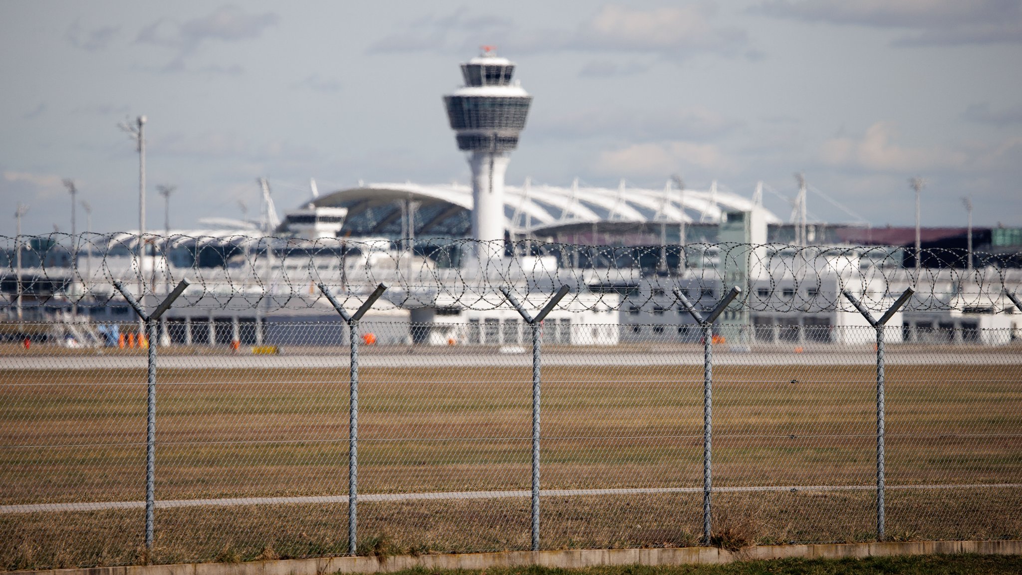 Brite randaliert im Flugzeug – Zwischenlandung in München