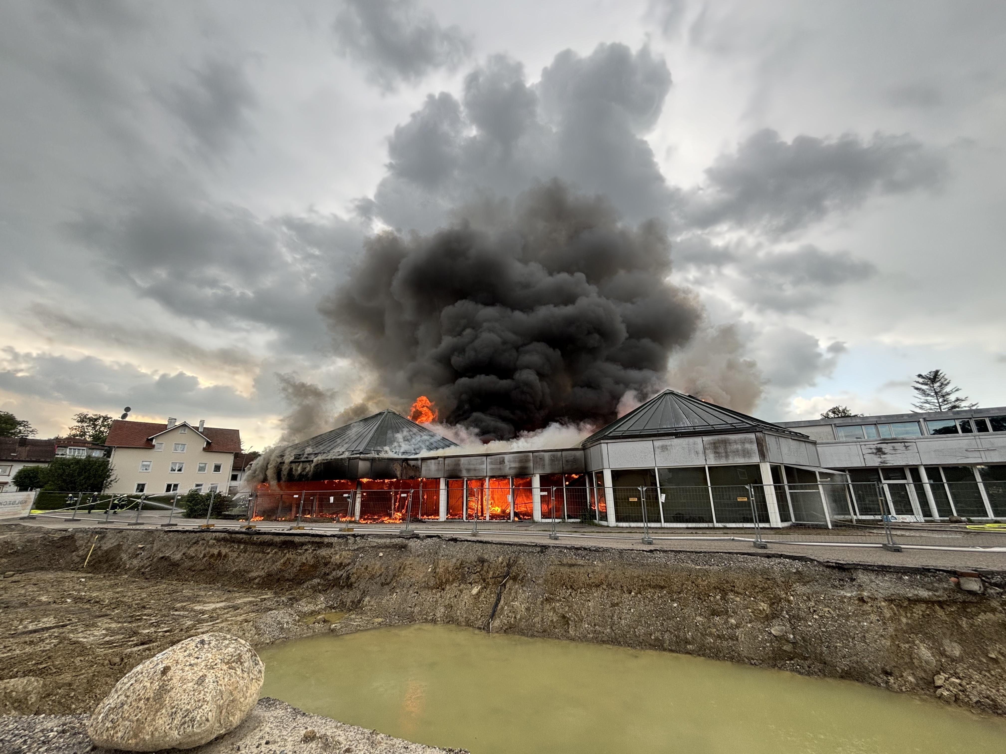 Beim Brand im Gebäude eines früheren Autohauses in Kempten entstand ein Millionenschaden.
