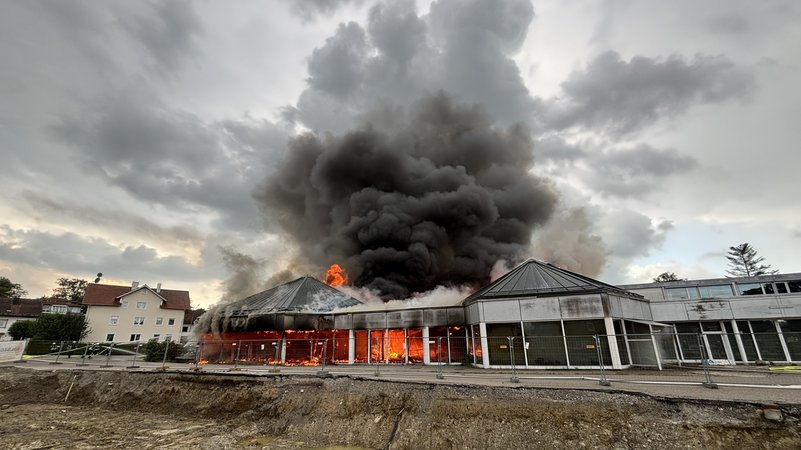 Beim Brand im Gebäude eines früheren Autohauses in Kempten entstand ein Millionenschaden.