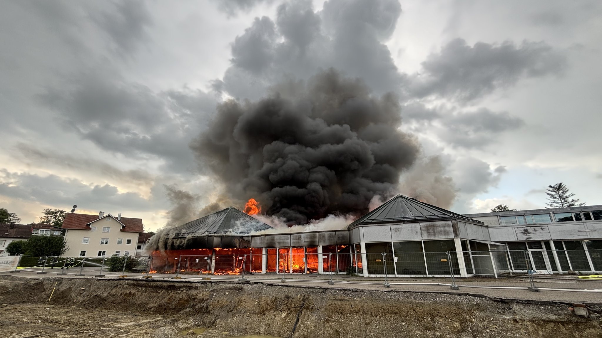 Nach Autohaus-Brand in Kempten: Polizei sucht Minderjährige