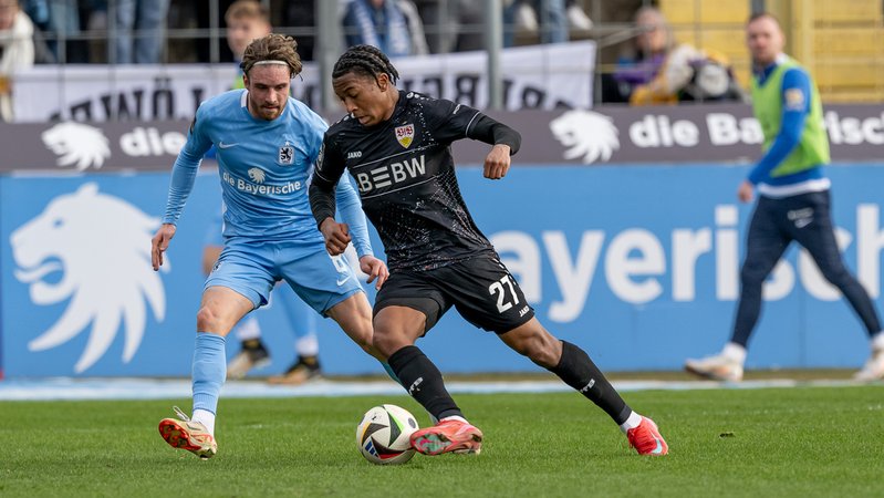 Spielszene TSV 1860 München - VfB Stuttgart II | Bild: picture-alliance/dpa Spielszene TSV 1860 München - VfB Stuttgart II