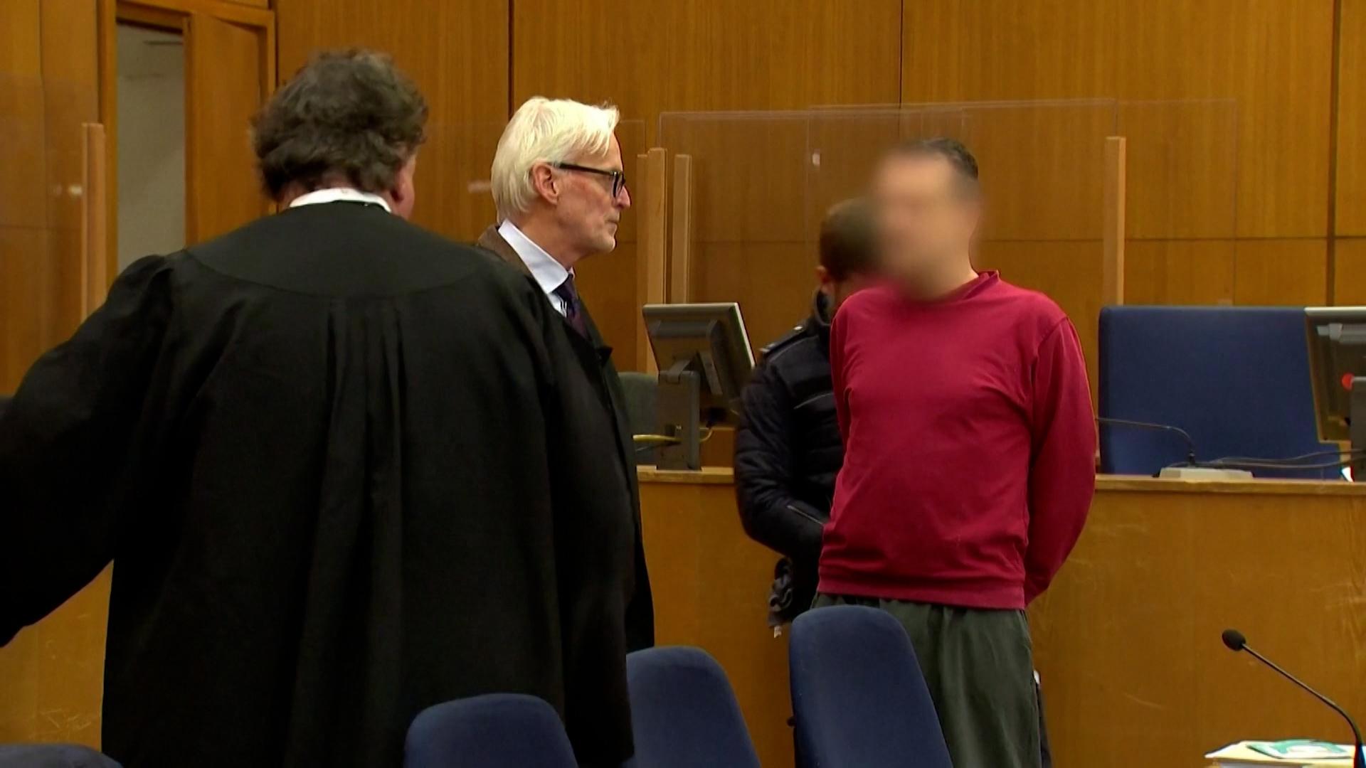 Der Verurteilte (re.) mit seinen beiden Verteidigern