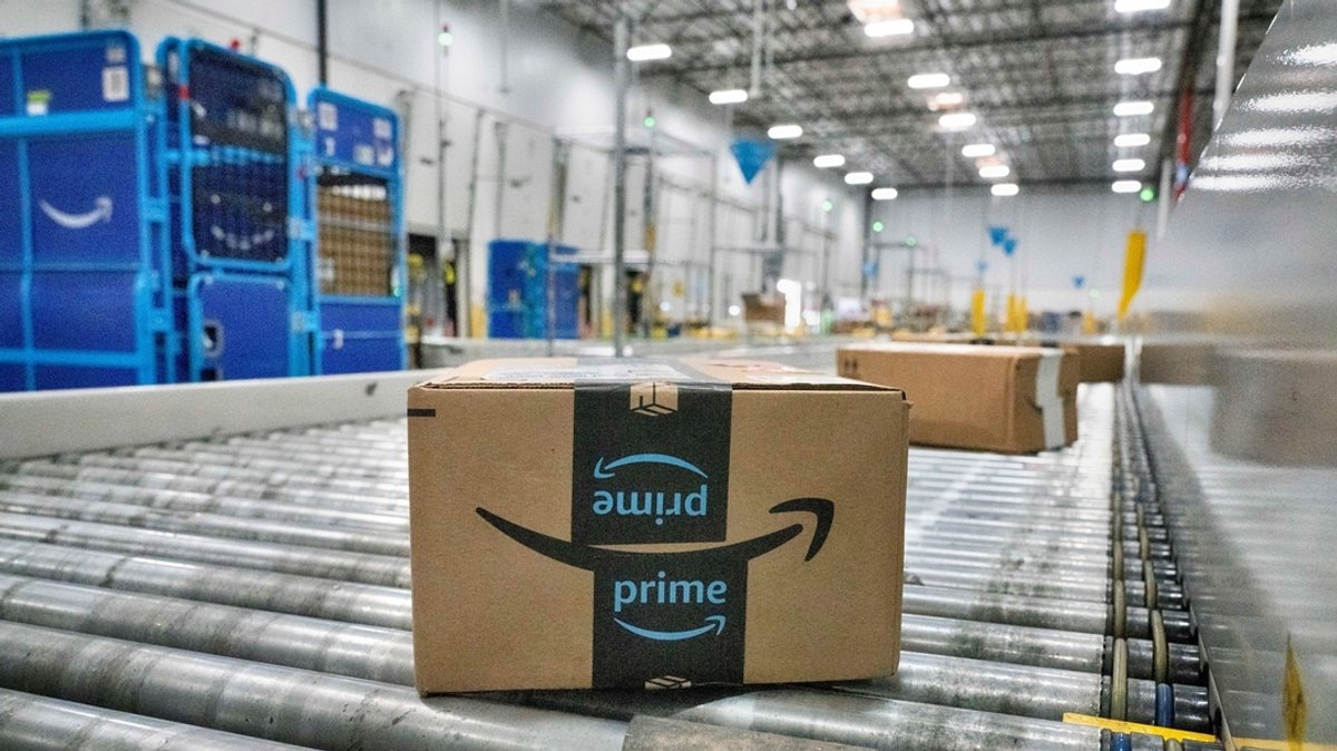 Ein Amazon-Paket auf einem Laufband.