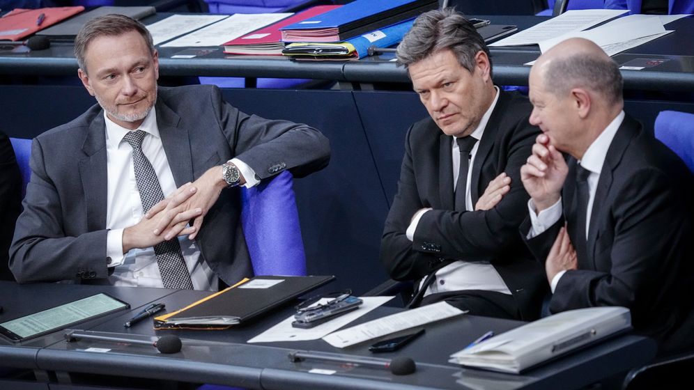 Bundesfinanzminister Lindner (l.), Bundeswirtschaftsminister Habeck (M.) und Bundeskanzler Scholz (r.) am 31.01.24 im Deutschen Bundestag. | Bild:pa/dpa/Kay Nietfeld