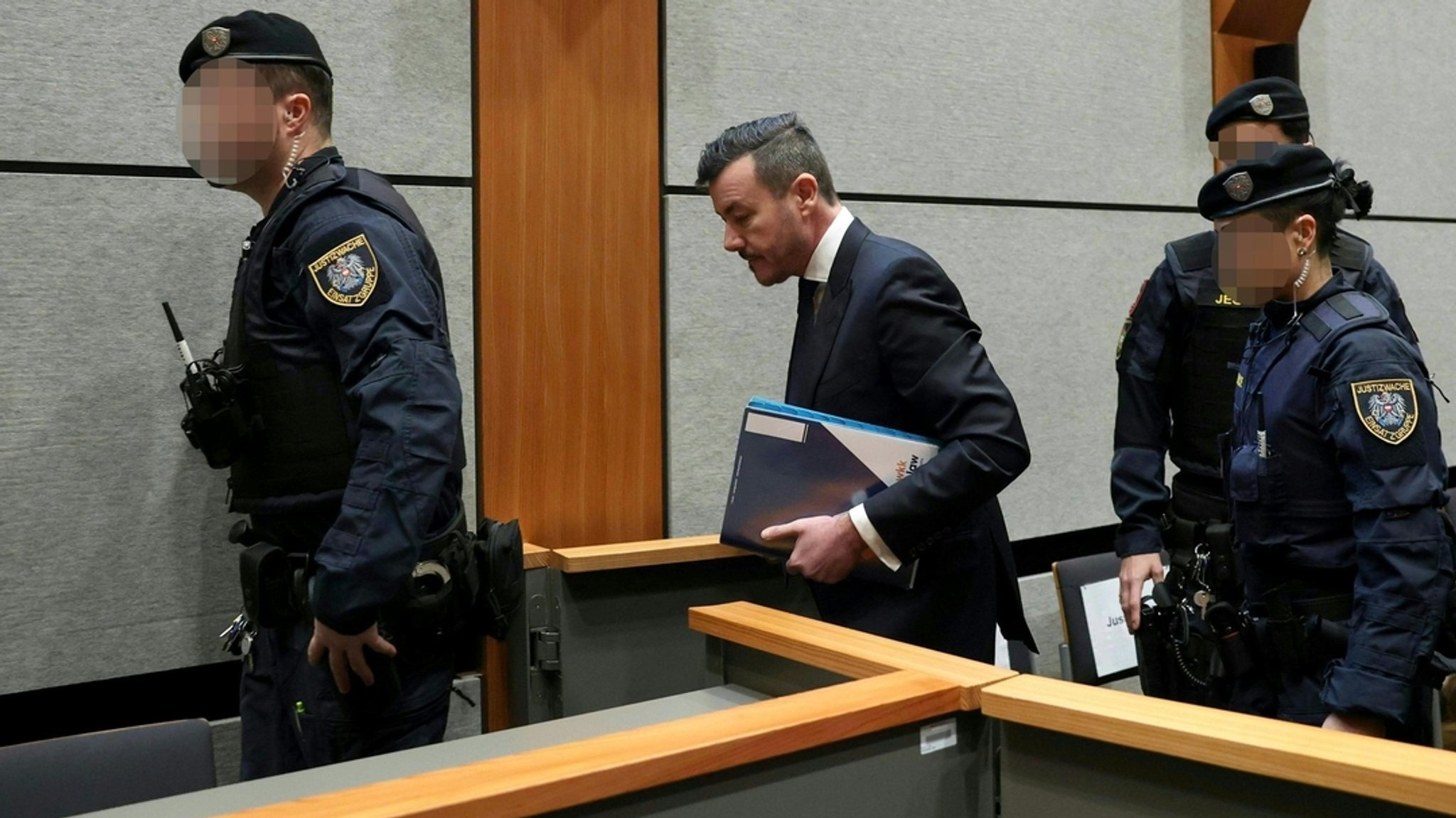 Rene Benko (M) kommt anlässlich des Prozesses gegen den Signa-Gründer und Mitangeklagten wegen des Vorwurfs der betrügerischen Krida in das Landesgericht Innsbruck.