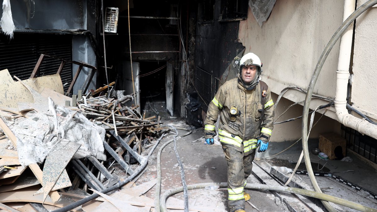 02.04.24: Ein Feuerwehrmann vor dem Gebäude in Istanbul, in dem durch einen Brand mindestens 29 Menschen ums Leben kamen.