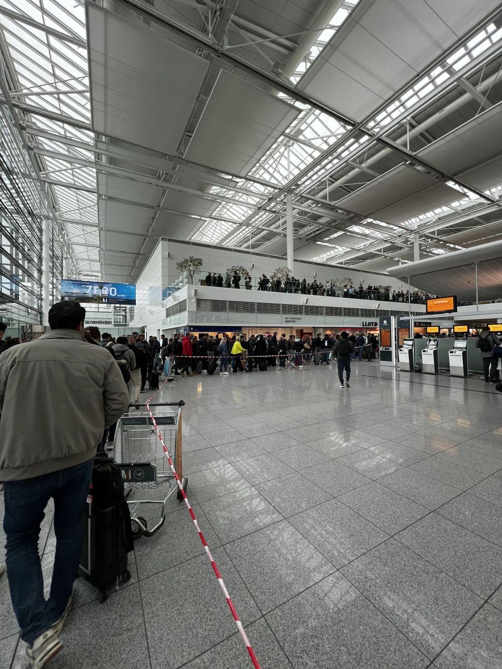 Lange Schlangen am Flughafen München.