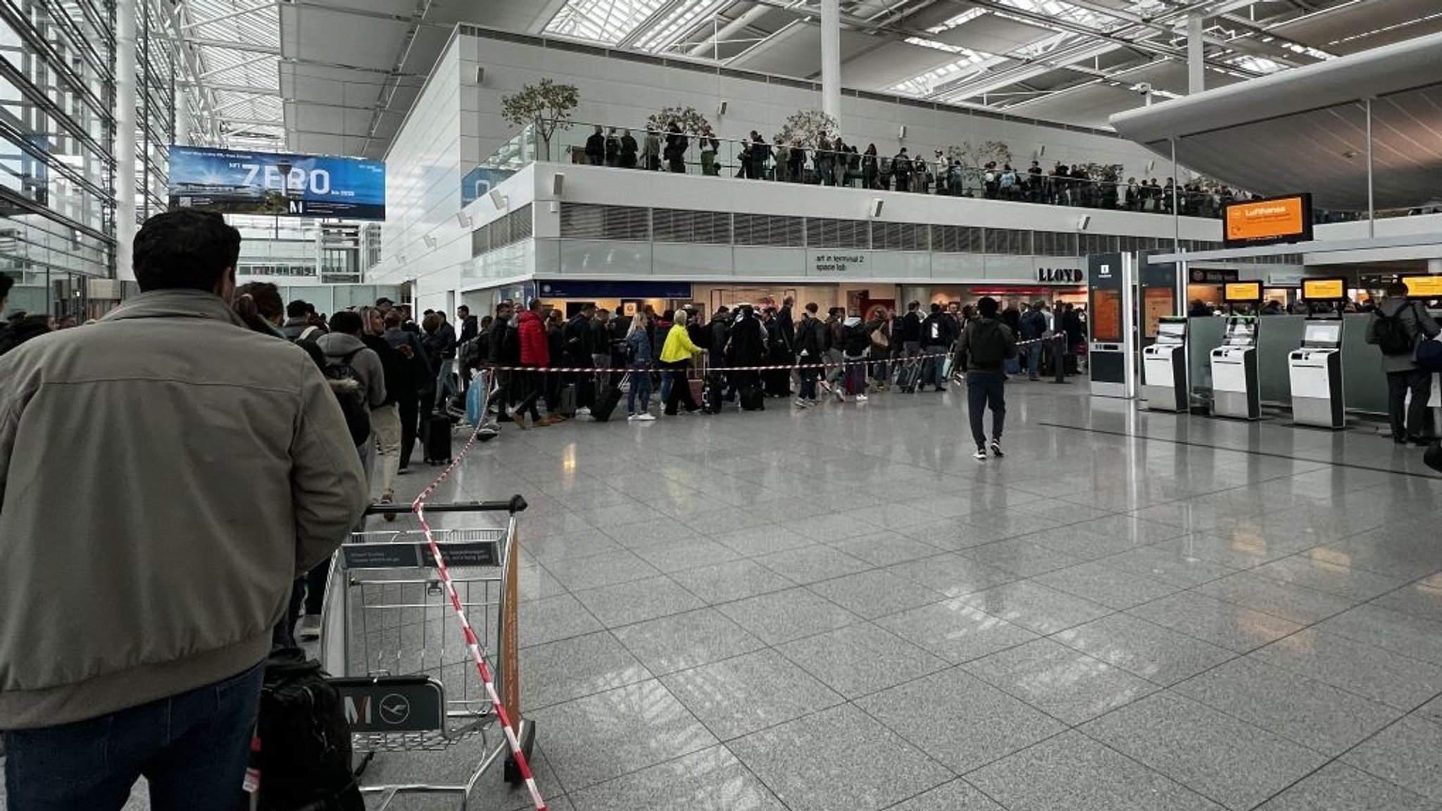 Lange Schlangen am Flughafen München.