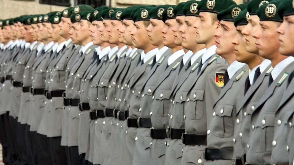 Rekruten der Bundeswehr nehmen am 20.07.2009 vor dem Reichstagsgebäude in Berlin an dem öffentlichen Gelöbnis teil. (zu dpa: "Wehrbeauftragte: Über Wiedereinführung der Wehrpflicht diskutieren")