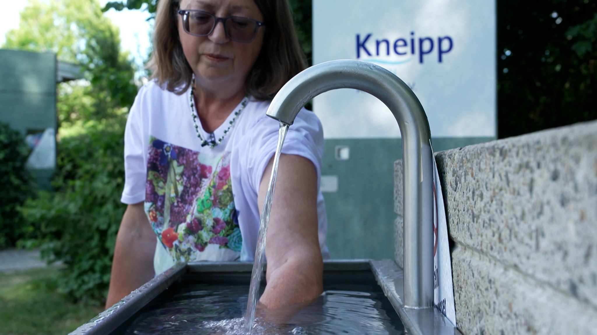 Cornelia Lochner beim Kneippgang | Bild: Bernd Stuhlmüller/BR Cornelia Lochner beim Kneippgang