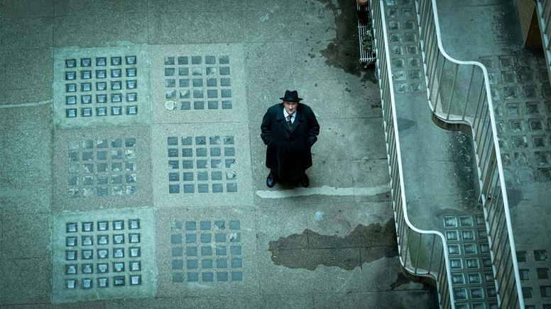 Szenenausschnitt aus dem Film "Maigret": Hauptdarsteller Gerard Depardieu von oben herunter fotografiert mit Hut und schwarzem Mantel | Bild: Plaion Pictures